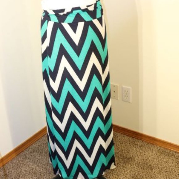 Tovia - Long skirt , size large - Picture 6 of 8